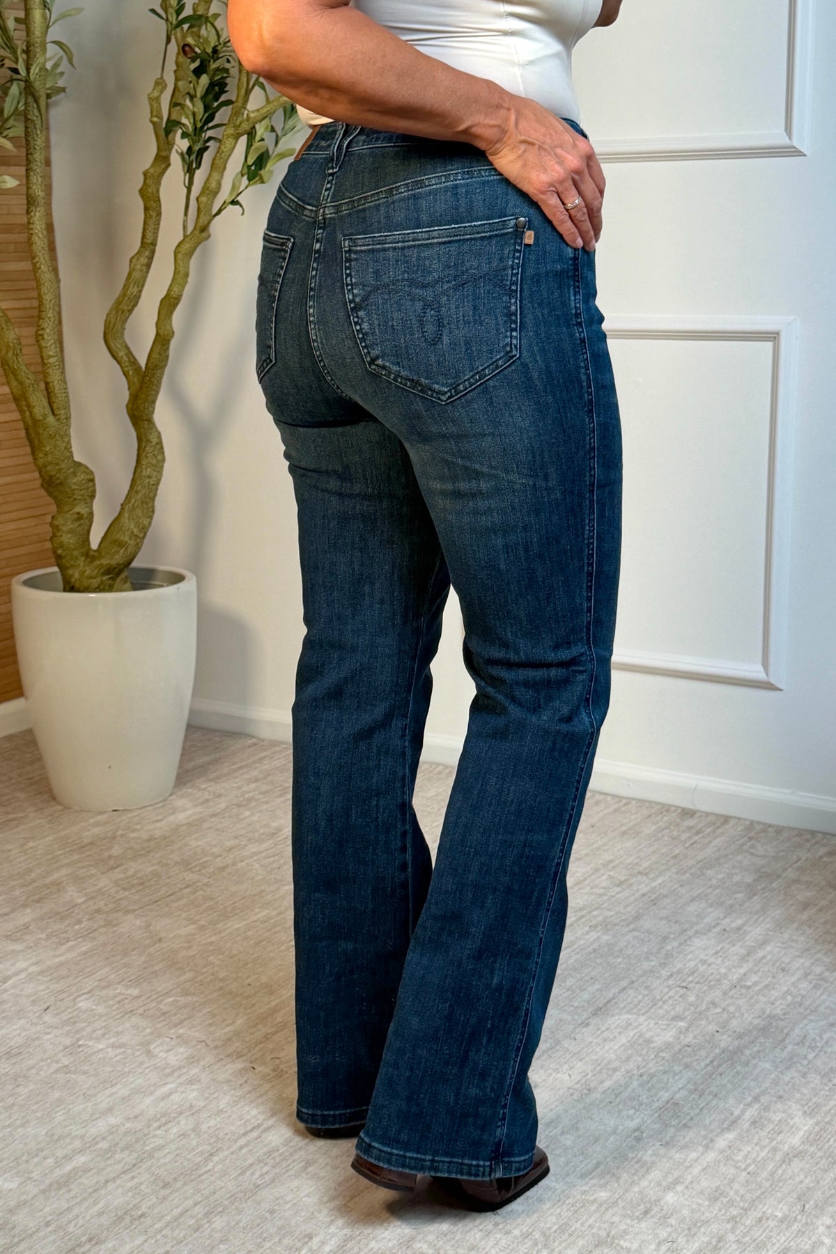 Judy Blue Makiya Jeans with Welt Pkts : Dark Blue