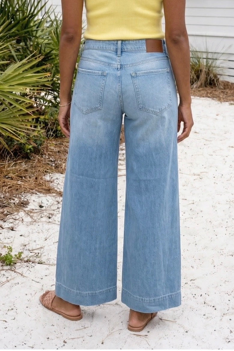 Hidden Andie Low Rise Super Wide Leg Jeans : Light Wash