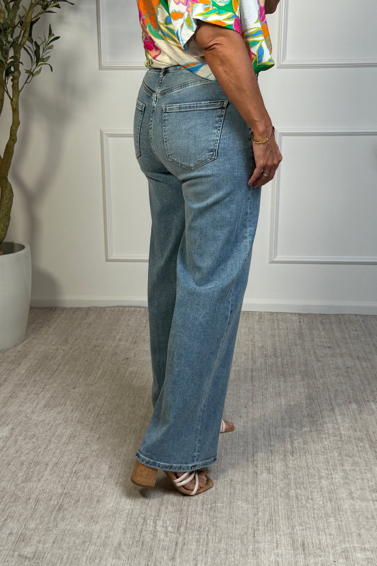 Liverpool Martina Wide Leg Jeans : Carbon Canyon