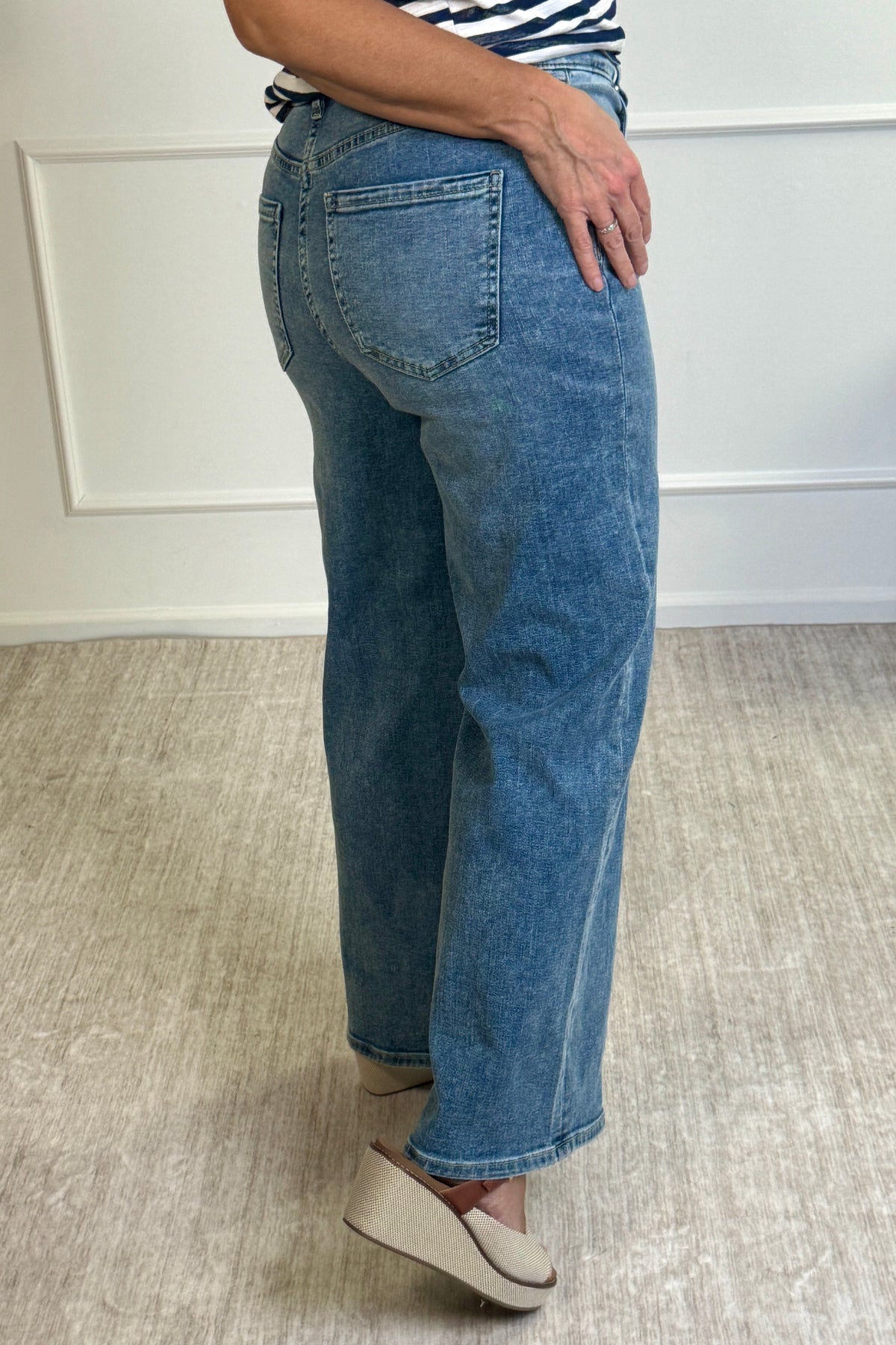 Liverpool Finley Wide Leg Jeans : Carbon Canyon