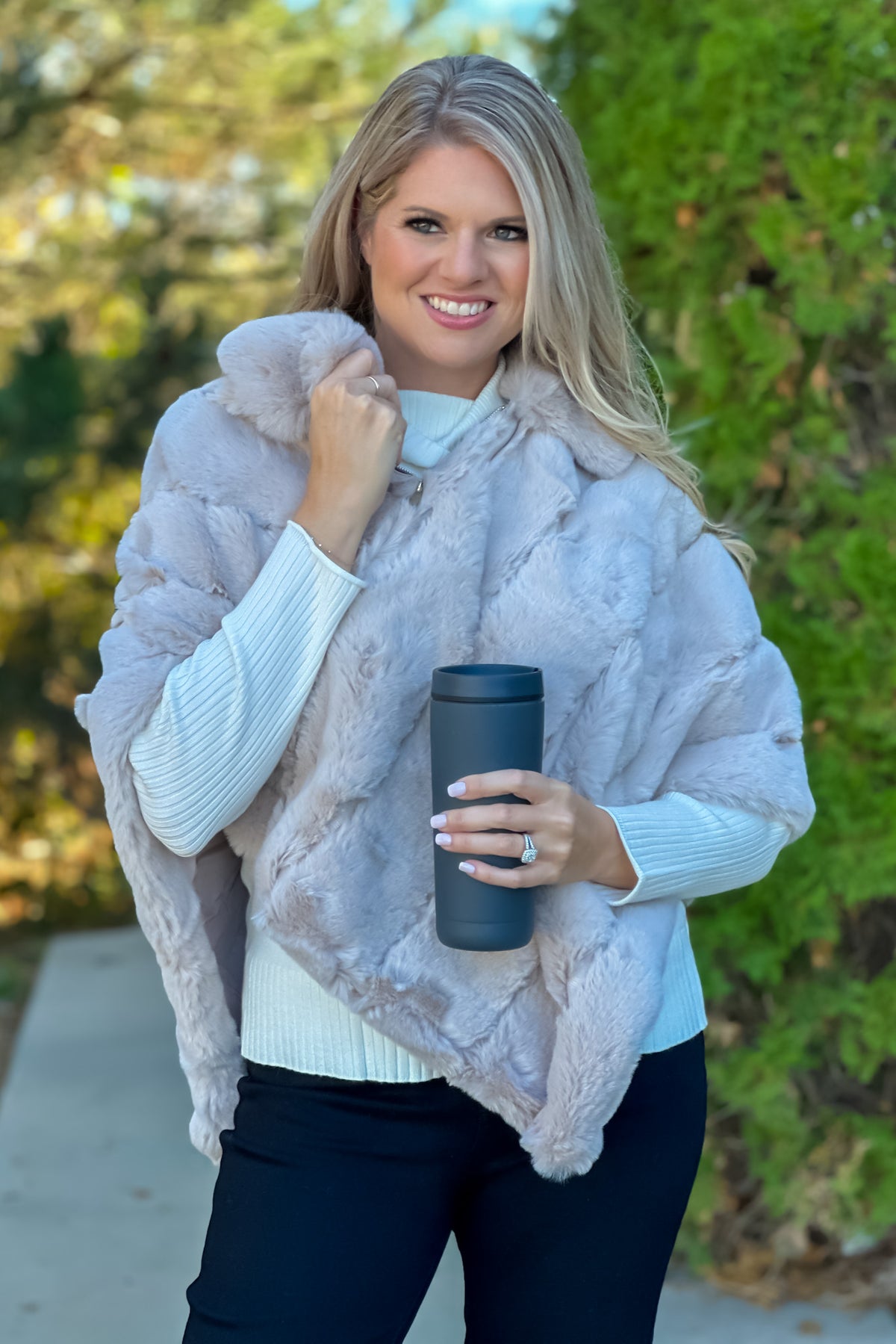 Aspen Nights Lux Faux Fur Poncho : Cream