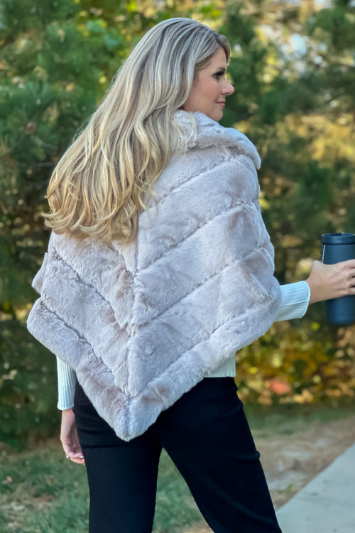 Aspen Nights Lux Faux Fur Poncho : Cream