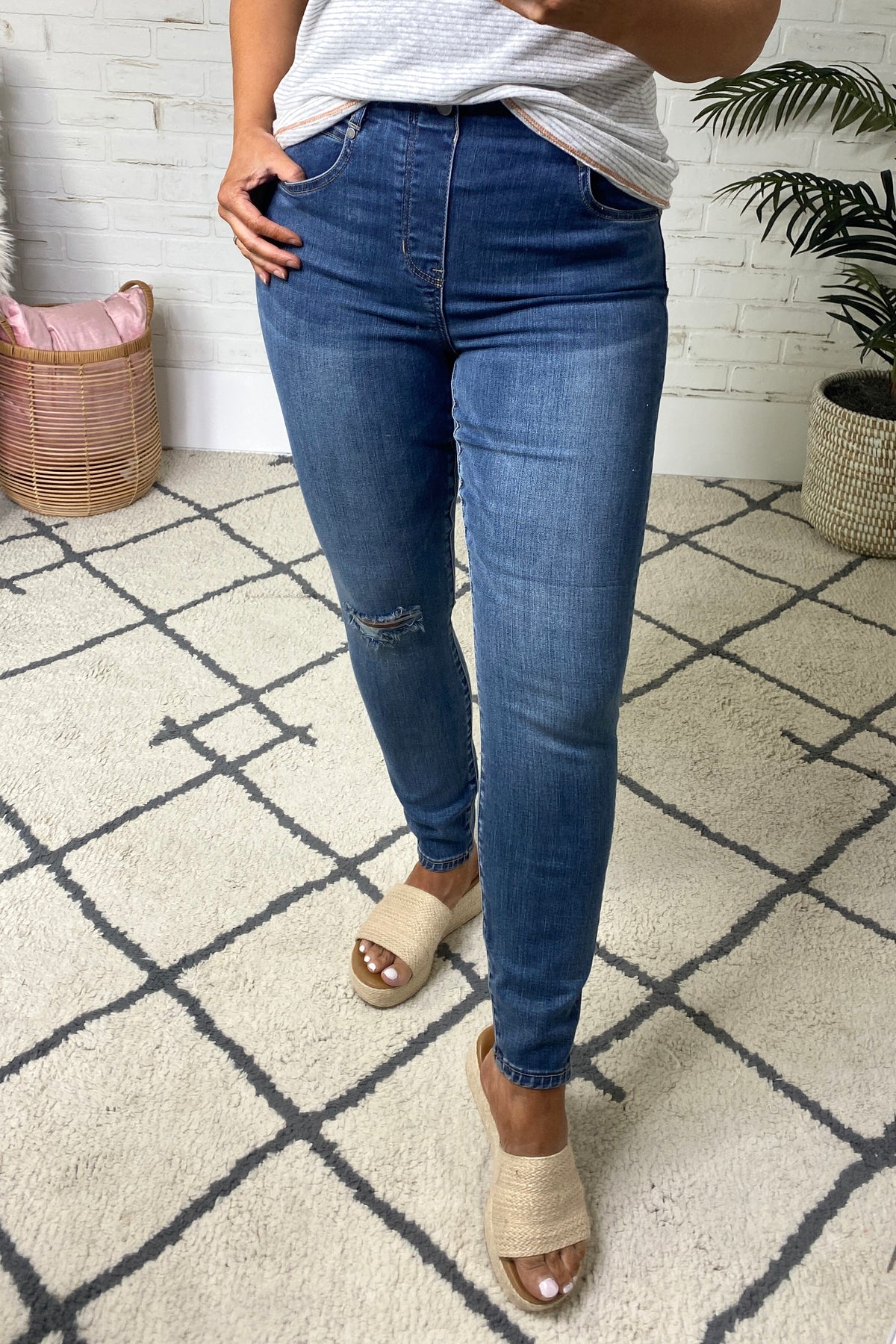 Liverpool Leigh Gia Glider Ankle Skinny Jean : Medium Wash