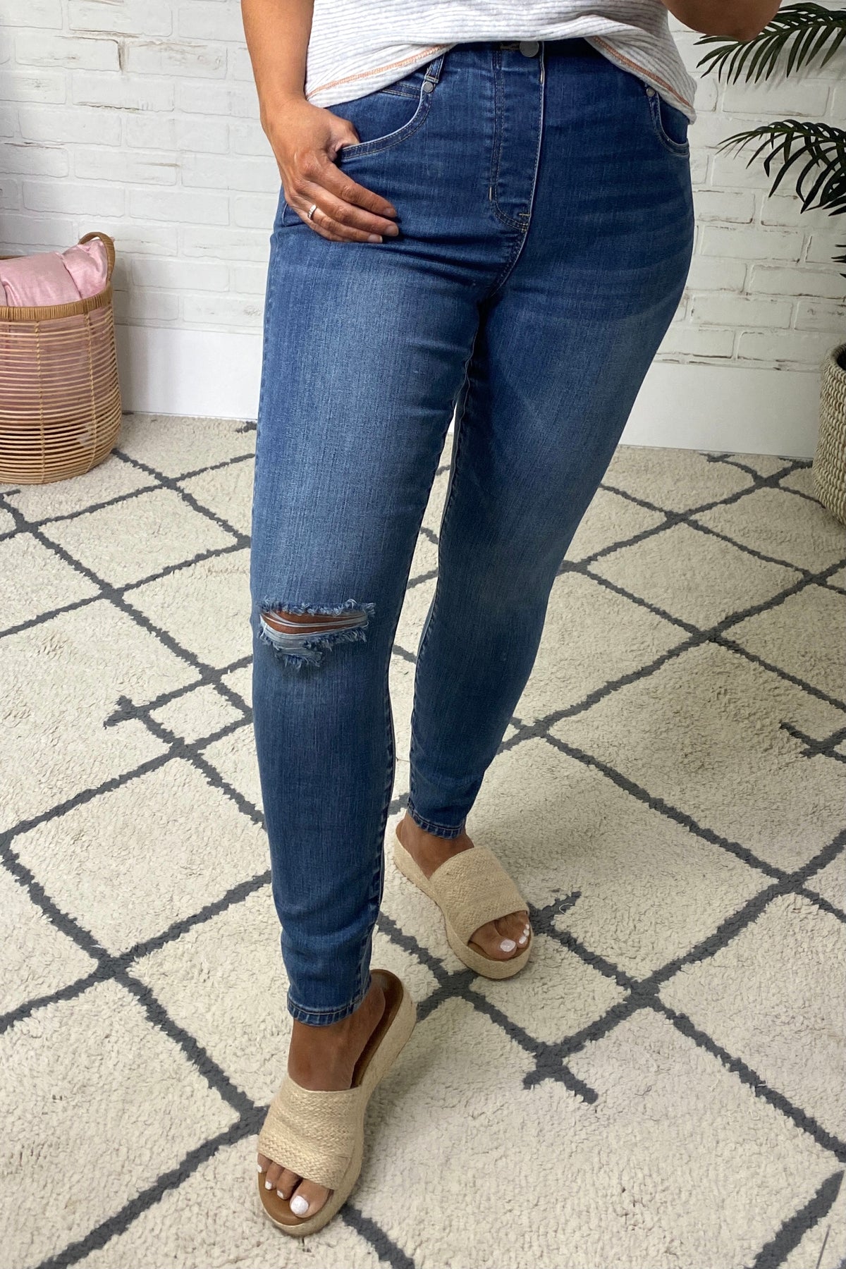 Liverpool Leigh Gia Glider Ankle Skinny Jean : Medium Wash
