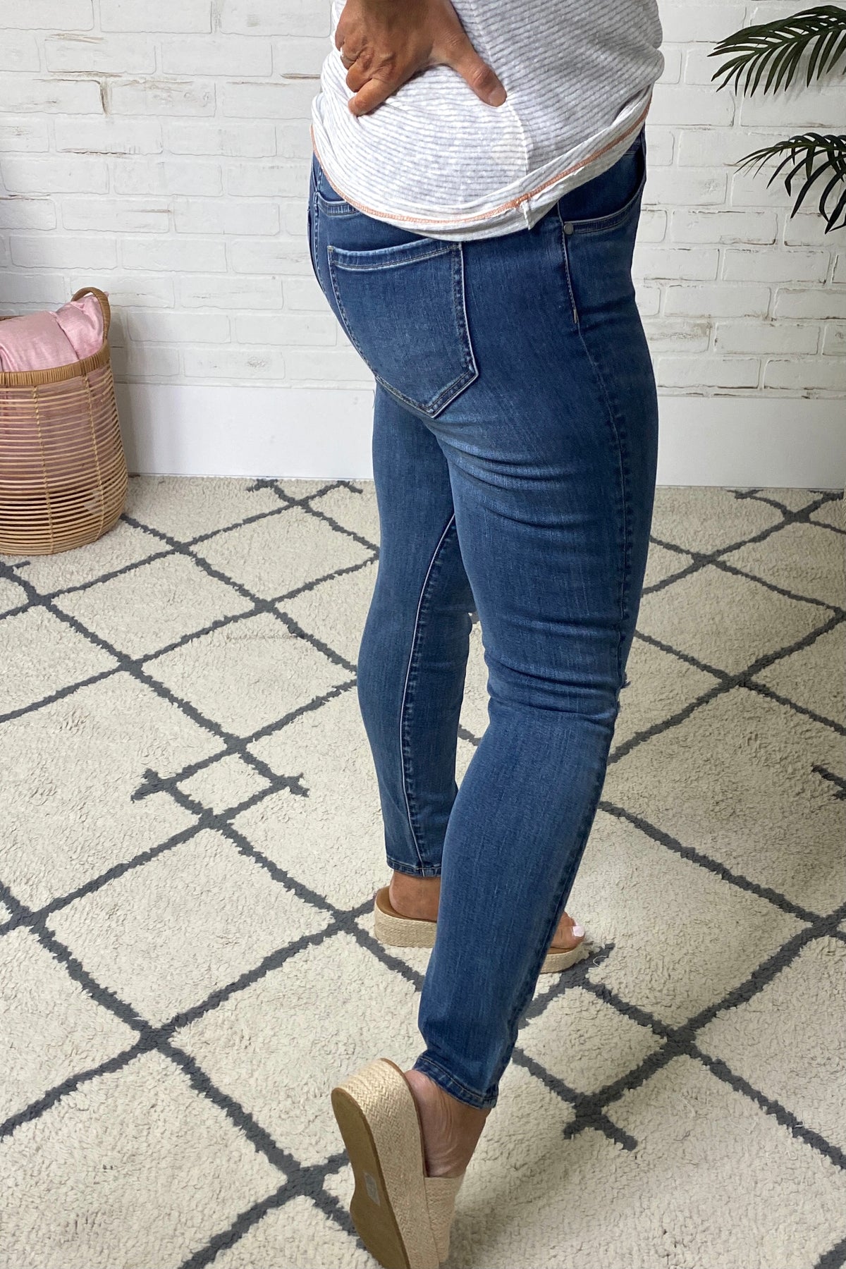 Liverpool Leigh Gia Glider Ankle Skinny Jean : Medium Wash
