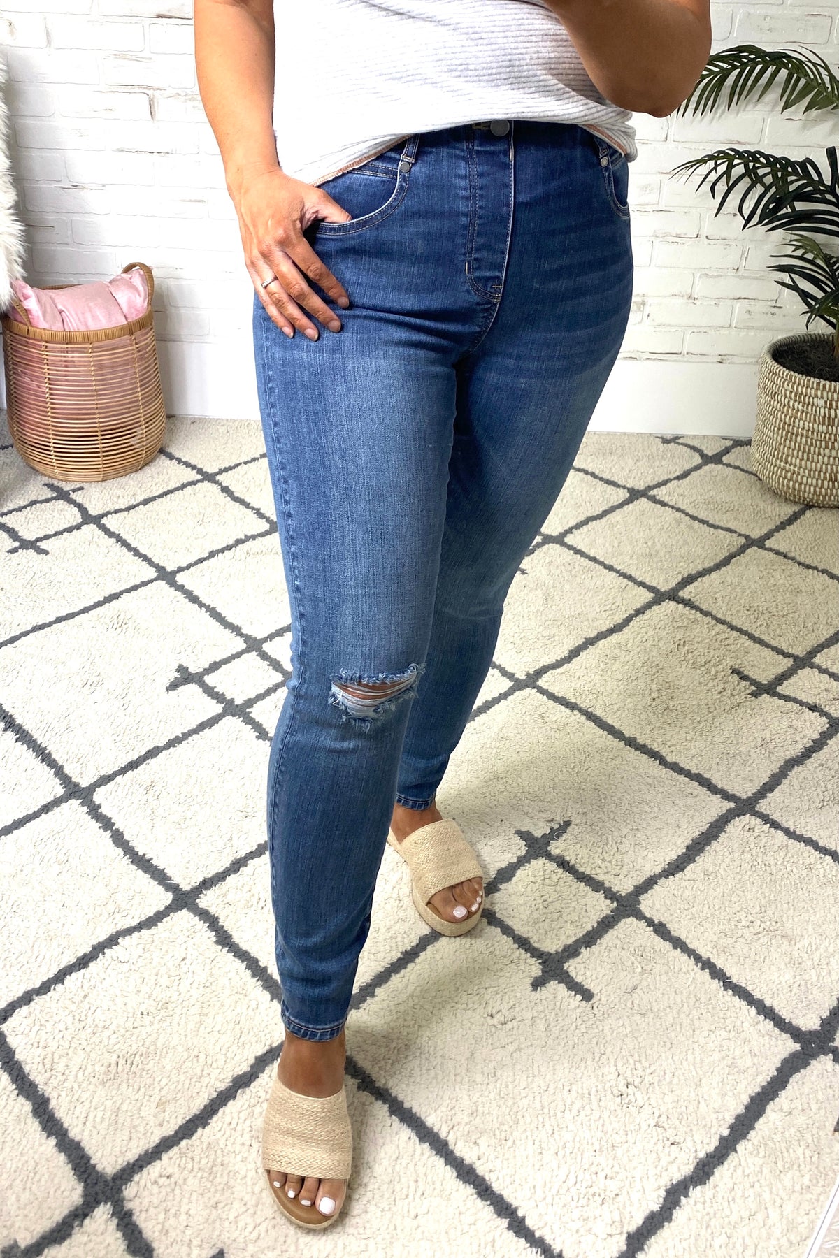 Liverpool Leigh Gia Glider Ankle Skinny Jean : Medium Wash