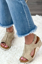 Very G Freedom Wedge Sandal : Cream