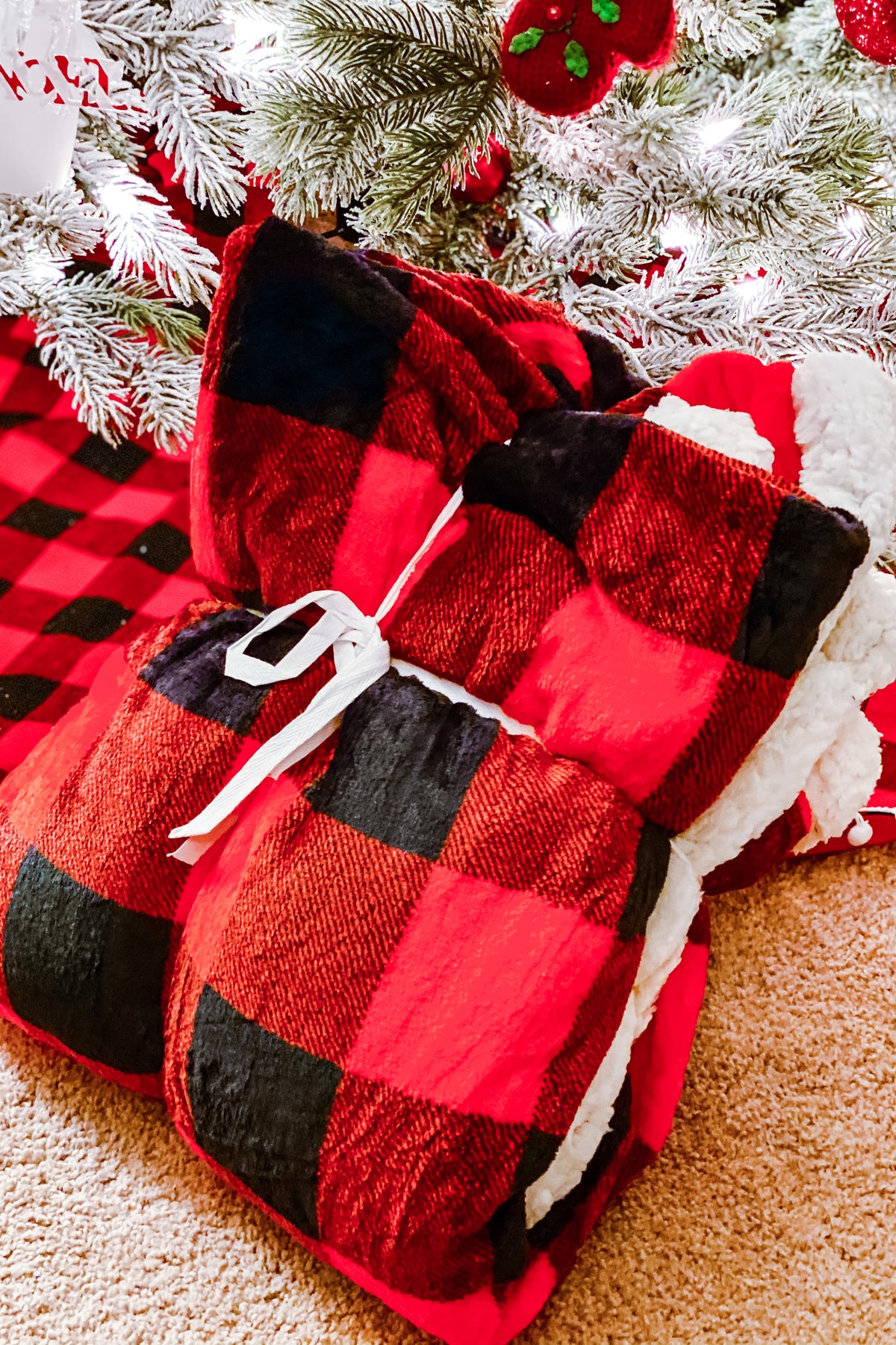 Plaid Sherpa Blanket : Black or Red